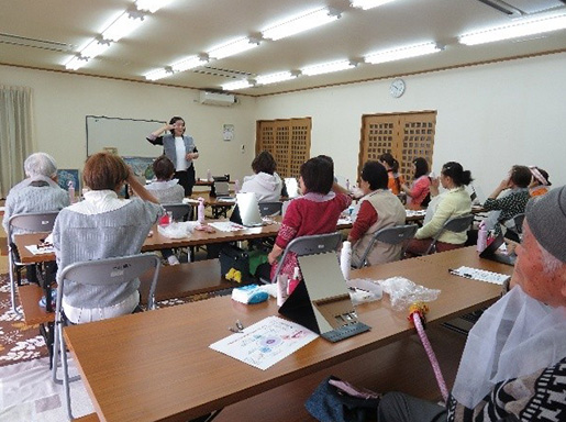 地域サロンで美容講座　企業の協力で開催2