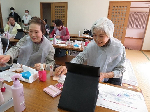 地域サロンで美容講座　企業の協力で開催4